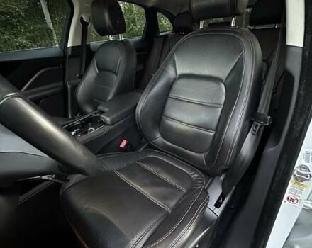 Білий Ягуар Ф-Пейс, об'ємом двигуна 2 л та пробігом 155 тис. км за 17999 $, фото 19 на Automoto.ua