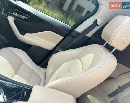 Білий Ягуар Ф-Пейс, об'ємом двигуна 2 л та пробігом 199 тис. км за 22900 $, фото 53 на Automoto.ua