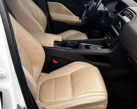 Белый Ягуар Ф-Пейс, объемом двигателя 3 л и пробегом 173 тыс. км за 14900 $, фото 4 на Automoto.ua