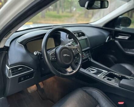 Білий Ягуар Ф-Пейс, об'ємом двигуна 2 л та пробігом 155 тис. км за 18700 $, фото 24 на Automoto.ua