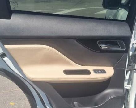 Белый Ягуар Ф-Пейс, объемом двигателя 3 л и пробегом 186 тыс. км за 19300 $, фото 10 на Automoto.ua