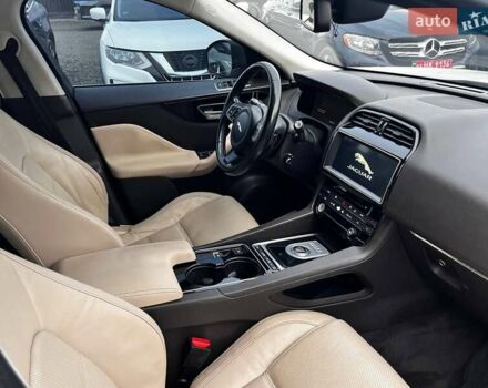 Белый Ягуар Ф-Пейс, объемом двигателя 3 л и пробегом 173 тыс. км за 14900 $, фото 6 на Automoto.ua