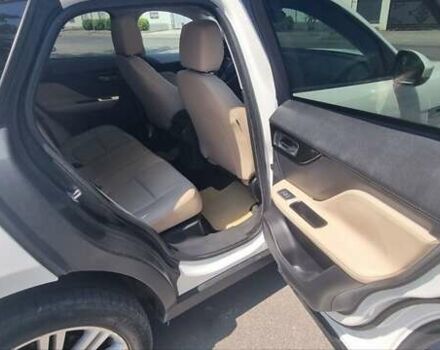 Белый Ягуар Ф-Пейс, объемом двигателя 3 л и пробегом 186 тыс. км за 19300 $, фото 15 на Automoto.ua