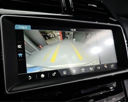 Белый Ягуар Ф-Пейс, объемом двигателя 2 л и пробегом 148 тыс. км за 25100 $, фото 17 на Automoto.ua