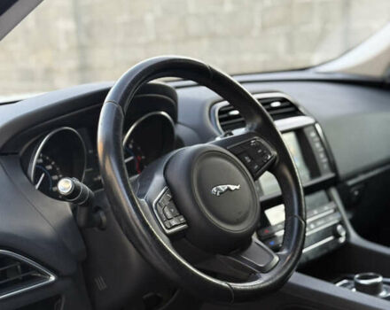 Білий Ягуар Ф-Пейс, об'ємом двигуна 2 л та пробігом 209 тис. км за 17900 $, фото 34 на Automoto.ua