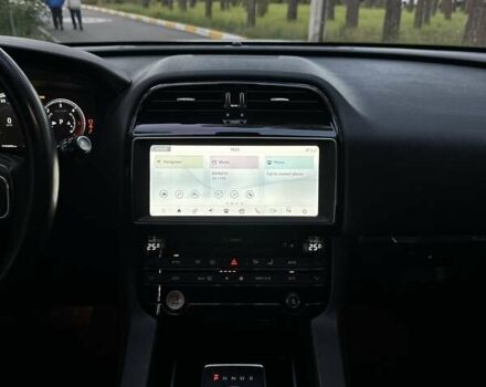 Білий Ягуар Ф-Пейс, об'ємом двигуна 2 л та пробігом 155 тис. км за 18700 $, фото 25 на Automoto.ua