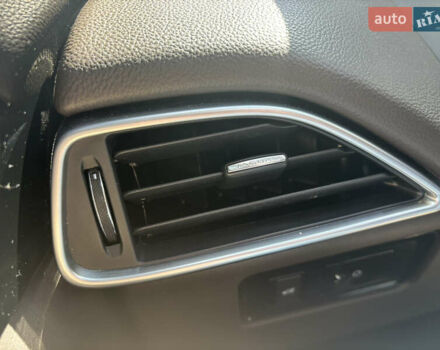 Білий Ягуар Ф-Пейс, об'ємом двигуна 2 л та пробігом 199 тис. км за 22900 $, фото 52 на Automoto.ua