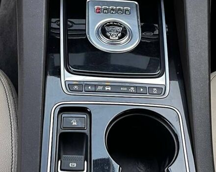 Белый Ягуар Ф-Пейс, объемом двигателя 3 л и пробегом 173 тыс. км за 14900 $, фото 26 на Automoto.ua