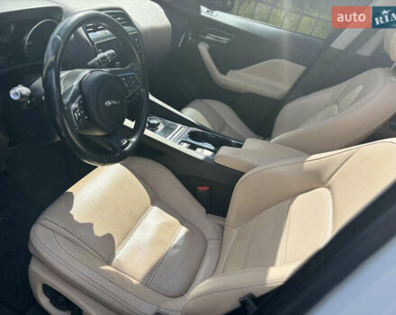 Білий Ягуар Ф-Пейс, об'ємом двигуна 2 л та пробігом 199 тис. км за 22900 $, фото 47 на Automoto.ua