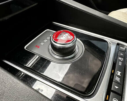 Белый Ягуар Ф-Пейс, объемом двигателя 3 л и пробегом 153 тыс. км за 20500 $, фото 22 на Automoto.ua