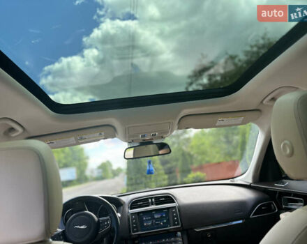 Білий Ягуар Ф-Пейс, об'ємом двигуна 2 л та пробігом 199 тис. км за 22900 $, фото 19 на Automoto.ua