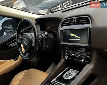 Белый Ягуар Ф-Пейс, объемом двигателя 3 л и пробегом 173 тыс. км за 14900 $, фото 3 на Automoto.ua