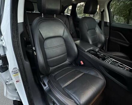 Білий Ягуар Ф-Пейс, об'ємом двигуна 2 л та пробігом 155 тис. км за 17999 $, фото 43 на Automoto.ua