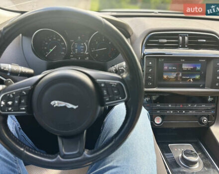 Білий Ягуар Ф-Пейс, об'ємом двигуна 2 л та пробігом 199 тис. км за 22900 $, фото 32 на Automoto.ua