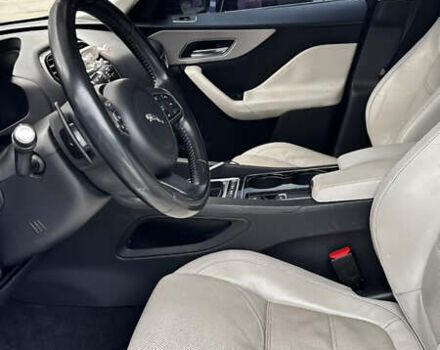 Белый Ягуар Ф-Пейс, объемом двигателя 3 л и пробегом 153 тыс. км за 20500 $, фото 13 на Automoto.ua