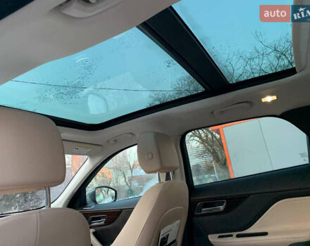 Белый Ягуар Ф-Пейс, объемом двигателя 3 л и пробегом 77 тыс. км за 26500 $, фото 9 на Automoto.ua