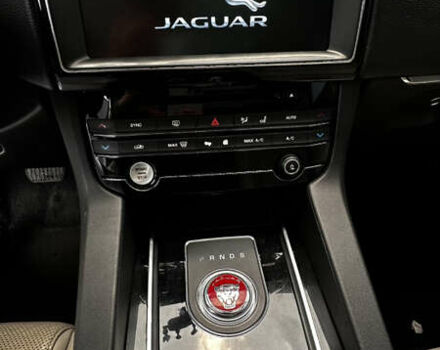 Белый Ягуар Ф-Пейс, объемом двигателя 3 л и пробегом 153 тыс. км за 20500 $, фото 15 на Automoto.ua