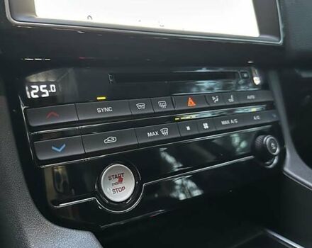 Білий Ягуар Ф-Пейс, об'ємом двигуна 2 л та пробігом 155 тис. км за 17999 $, фото 23 на Automoto.ua