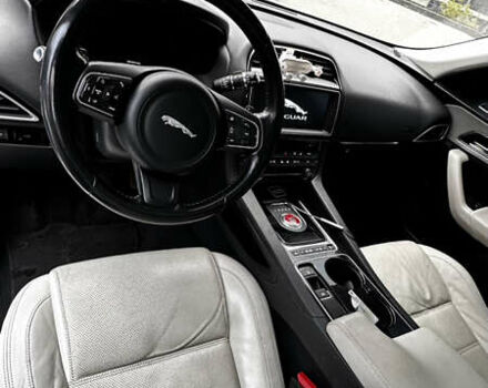 Белый Ягуар Ф-Пейс, объемом двигателя 3 л и пробегом 153 тыс. км за 20500 $, фото 14 на Automoto.ua