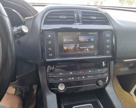 Белый Ягуар Ф-Пейс, объемом двигателя 3 л и пробегом 186 тыс. км за 19300 $, фото 27 на Automoto.ua