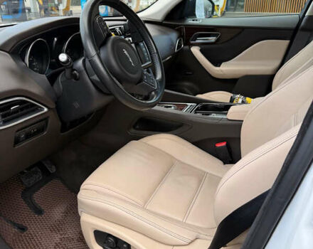 Белый Ягуар Ф-Пейс, объемом двигателя 3 л и пробегом 77 тыс. км за 26500 $, фото 11 на Automoto.ua