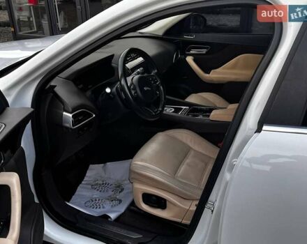 Белый Ягуар Ф-Пейс, объемом двигателя 3 л и пробегом 173 тыс. км за 14900 $, фото 22 на Automoto.ua