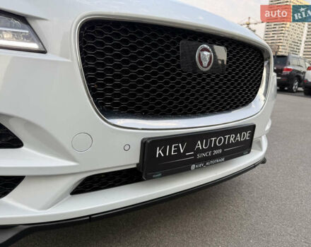 Білий Ягуар Ф-Пейс, об'ємом двигуна 2 л та пробігом 194 тис. км за 21500 $, фото 46 на Automoto.ua