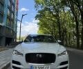 Белый Ягуар Ф-Пейс, объемом двигателя 2 л и пробегом 190 тыс. км за 22500 $, фото 6 на Automoto.ua