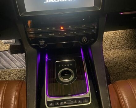 Белый Ягуар Ф-Пейс, объемом двигателя 2 л и пробегом 148 тыс. км за 25100 $, фото 11 на Automoto.ua