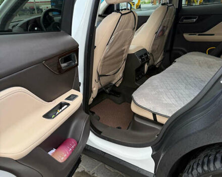 Белый Ягуар Ф-Пейс, объемом двигателя 3 л и пробегом 77 тыс. км за 26500 $, фото 5 на Automoto.ua