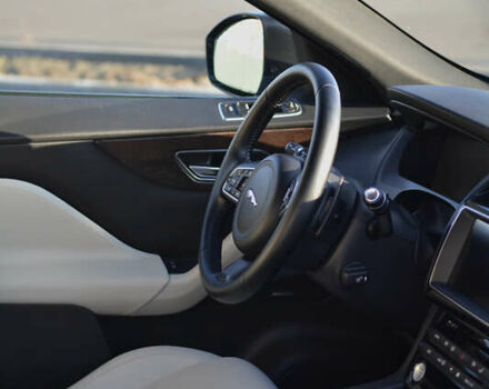 Білий Ягуар Ф-Пейс, об'ємом двигуна 2 л та пробігом 192 тис. км за 19300 $, фото 7 на Automoto.ua