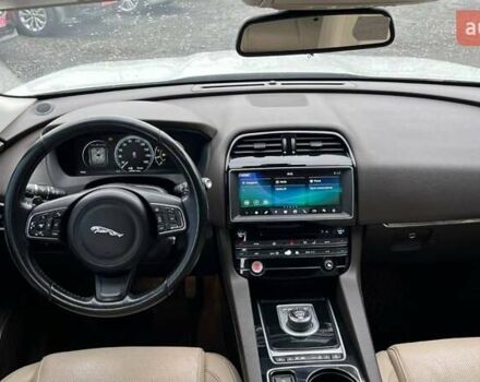 Белый Ягуар Ф-Пейс, объемом двигателя 3 л и пробегом 173 тыс. км за 14900 $, фото 35 на Automoto.ua