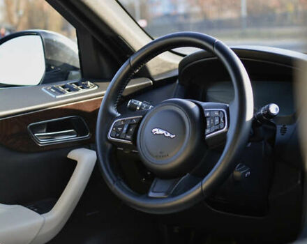 Білий Ягуар Ф-Пейс, об'ємом двигуна 2 л та пробігом 192 тис. км за 19300 $, фото 8 на Automoto.ua