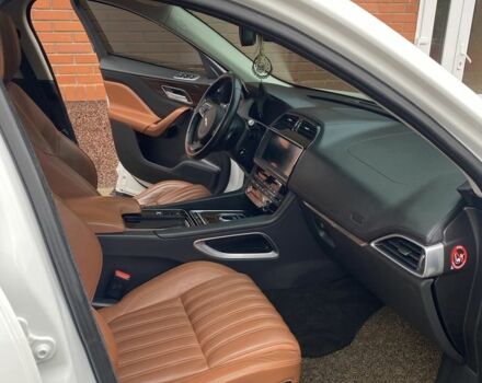 Белый Ягуар Ф-Пейс, объемом двигателя 2 л и пробегом 148 тыс. км за 25100 $, фото 23 на Automoto.ua