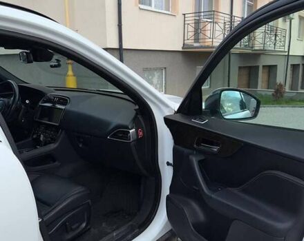 Белый Ягуар Ф-Пейс, объемом двигателя 2 л и пробегом 96 тыс. км за 38000 $, фото 13 на Automoto.ua