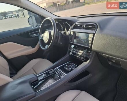 Білий Ягуар Ф-Пейс, об'ємом двигуна 2 л та пробігом 122 тис. км за 24400 $, фото 71 на Automoto.ua