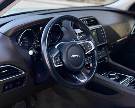 Белый Ягуар Ф-Пейс, объемом двигателя 0 л и пробегом 49 тыс. км за 22990 $, фото 10 на Automoto.ua