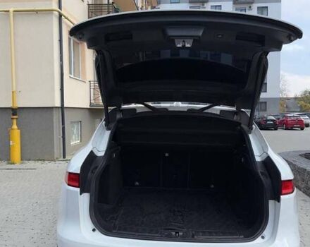 Белый Ягуар Ф-Пейс, объемом двигателя 2 л и пробегом 96 тыс. км за 38000 $, фото 14 на Automoto.ua