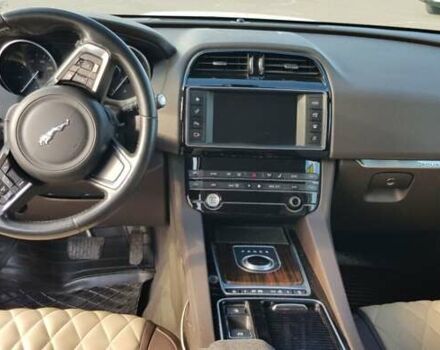 Білий Ягуар Ф-Пейс, об'ємом двигуна 2 л та пробігом 162 тис. км за 27000 $, фото 20 на Automoto.ua