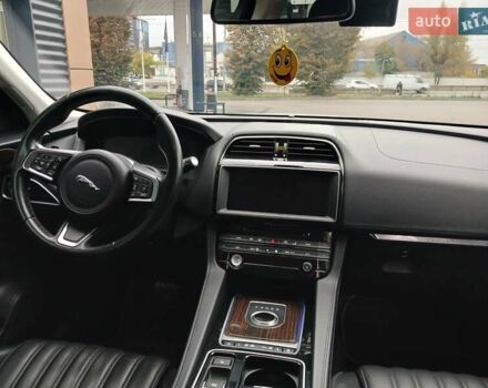 Белый Ягуар Ф-Пейс, объемом двигателя 2 л и пробегом 102 тыс. км за 24500 $, фото 32 на Automoto.ua