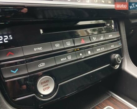 Белый Ягуар Ф-Пейс, объемом двигателя 2 л и пробегом 102 тыс. км за 24500 $, фото 35 на Automoto.ua