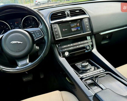 Белый Ягуар Ф-Пейс, объемом двигателя 2 л и пробегом 128 тыс. км за 23700 $, фото 14 на Automoto.ua