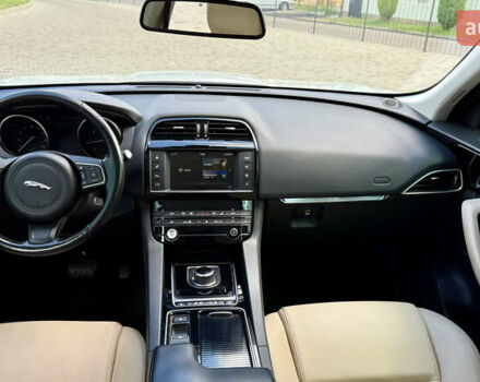 Белый Ягуар Ф-Пейс, объемом двигателя 2 л и пробегом 128 тыс. км за 23700 $, фото 19 на Automoto.ua