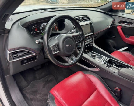 Білий Ягуар Ф-Пейс, об'ємом двигуна 2 л та пробігом 100 тис. км за 25700 $, фото 46 на Automoto.ua