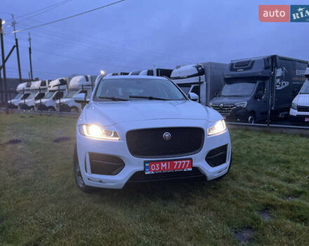 Белый Ягуар Ф-Пейс, объемом двигателя 3 л и пробегом 160 тыс. км за 25500 $, фото 3 на Automoto.ua