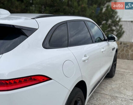 Білий Ягуар Ф-Пейс, об'ємом двигуна 2 л та пробігом 100 тис. км за 25700 $, фото 41 на Automoto.ua