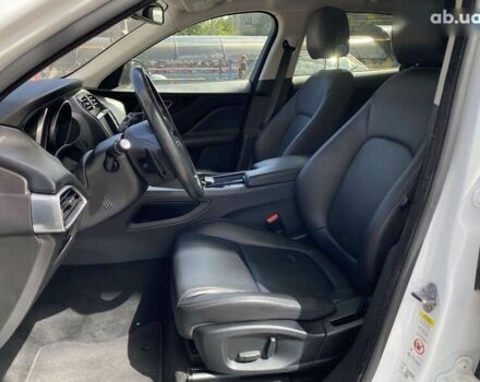 Белый Ягуар Ф-Пейс, объемом двигателя 2 л и пробегом 120 тыс. км за 23900 $, фото 7 на Automoto.ua