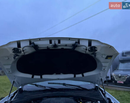 Белый Ягуар Ф-Пейс, объемом двигателя 3 л и пробегом 160 тыс. км за 25500 $, фото 44 на Automoto.ua