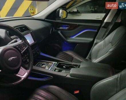 Белый Ягуар Ф-Пейс, объемом двигателя 2 л и пробегом 102 тыс. км за 24500 $, фото 38 на Automoto.ua