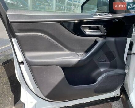 Белый Ягуар Ф-Пейс, объемом двигателя 2 л и пробегом 120 тыс. км за 22900 $, фото 14 на Automoto.ua